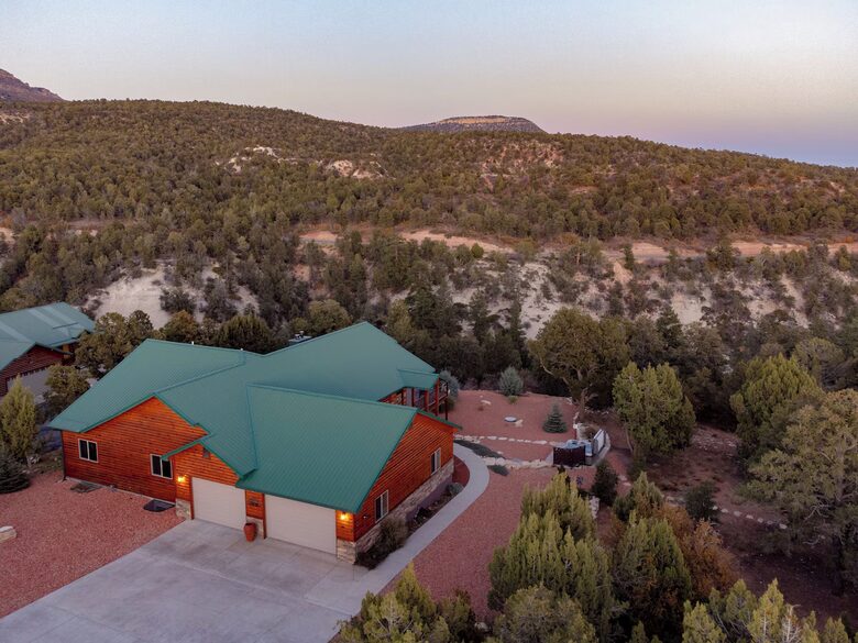Starry Ridge Retreat Near Zion’s East Gate - Mt.Carmel, Utah