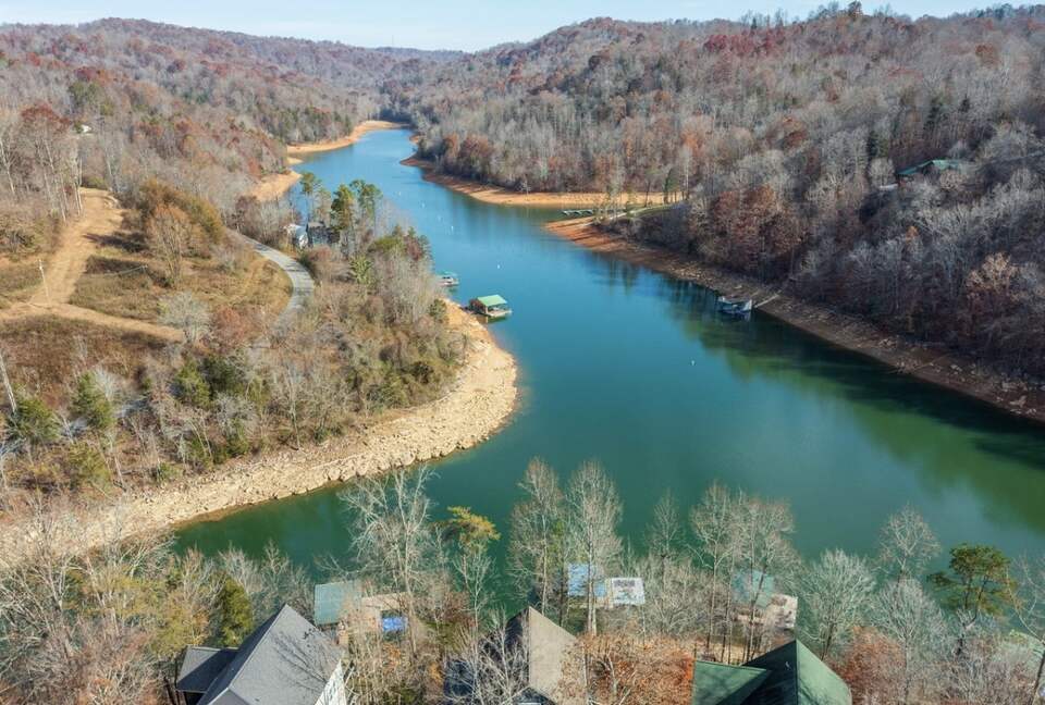 Tranquil Lakefront Escape with Private Dock & Hot Tub - Speedwell, Tennessee