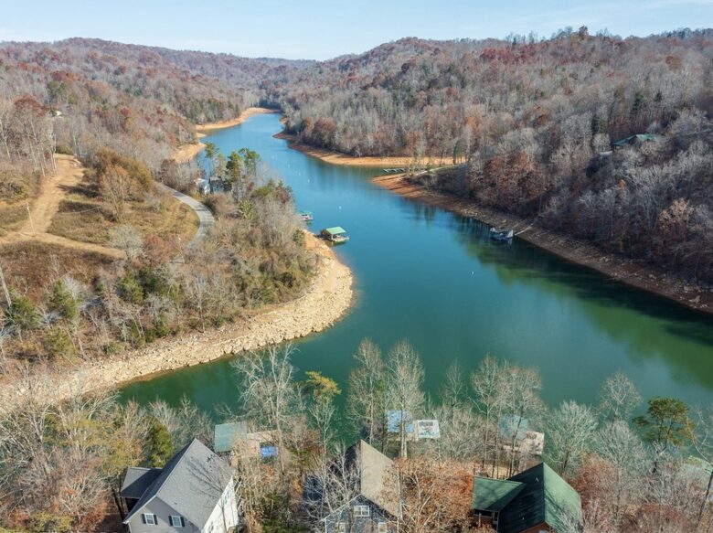 Tranquil Lakefront Escape with Private Dock & Hot Tub - Speedwell, Tennessee