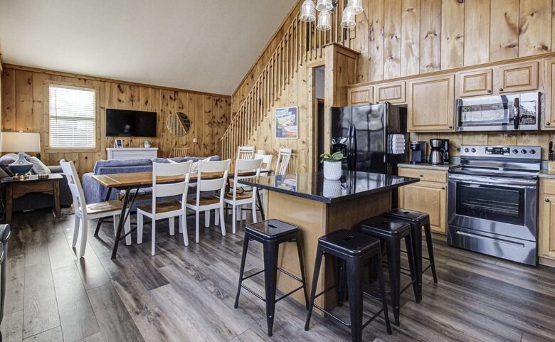 Tranquil Lakefront Escape with Private Dock & Hot Tub - Speedwell, Tennessee