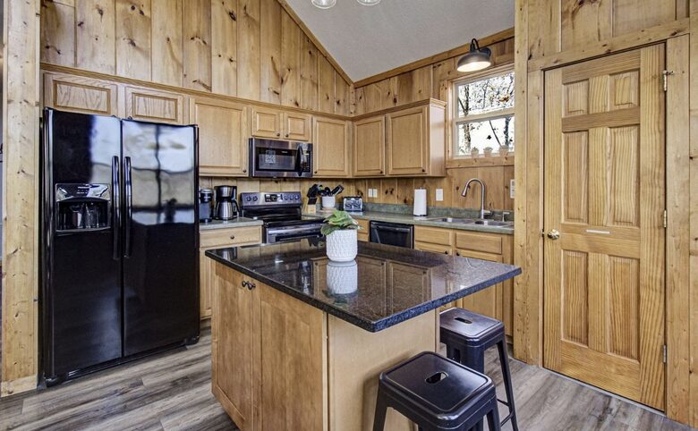 Tranquil Lakefront Escape with Private Dock & Hot Tub - Speedwell, Tennessee