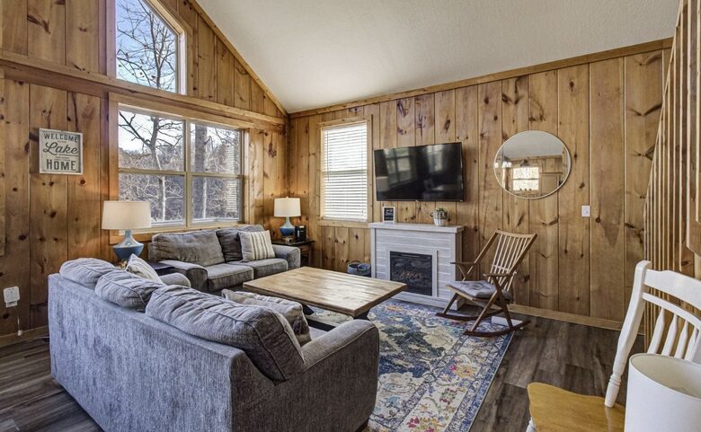 Tranquil Lakefront Escape with Private Dock & Hot Tub - Speedwell, Tennessee