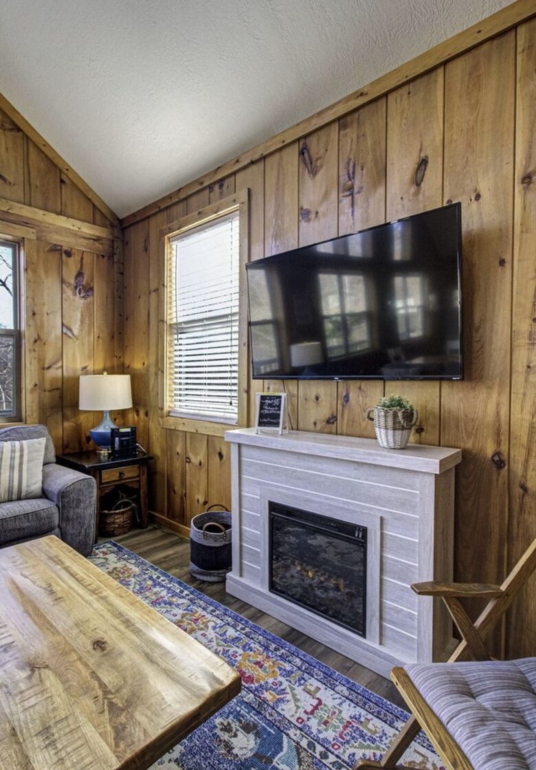 Tranquil Lakefront Escape with Private Dock & Hot Tub - Speedwell, Tennessee