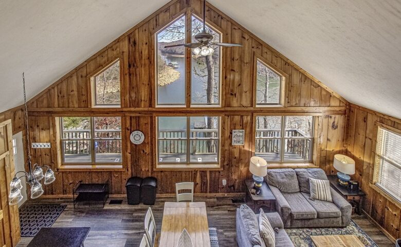 Tranquil Lakefront Escape with Private Dock & Hot Tub - Speedwell, Tennessee