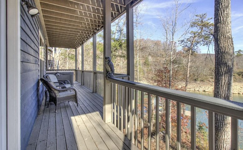 Tranquil Lakefront Escape with Private Dock & Hot Tub - Speedwell, Tennessee