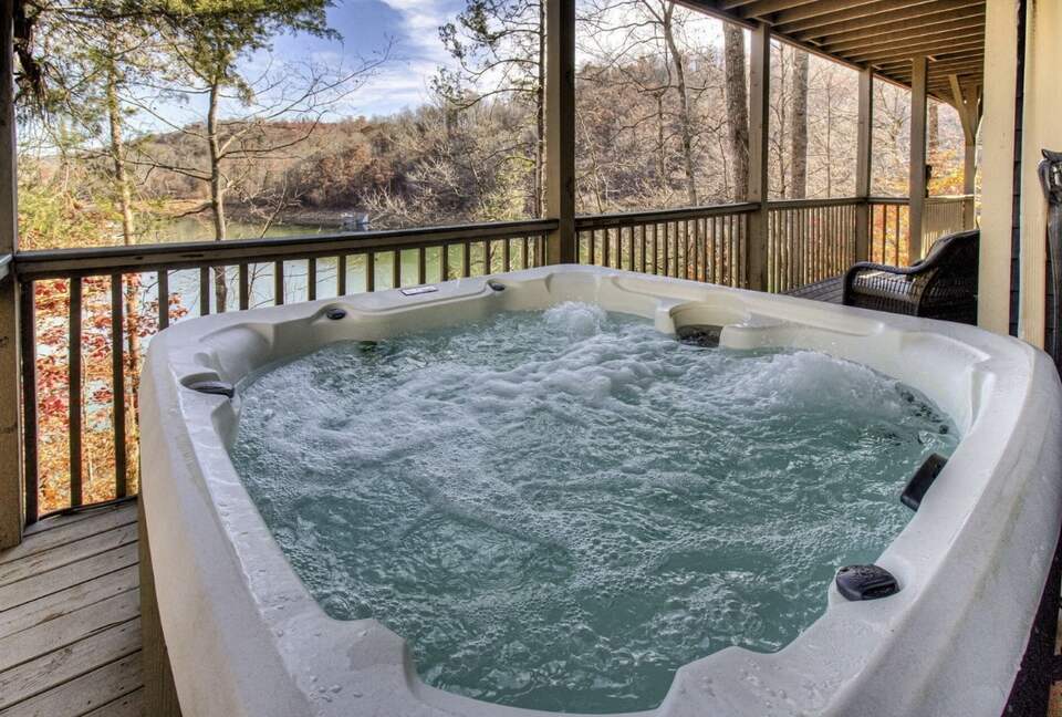 Tranquil Lakefront Escape with Private Dock & Hot Tub - Speedwell, Tennessee