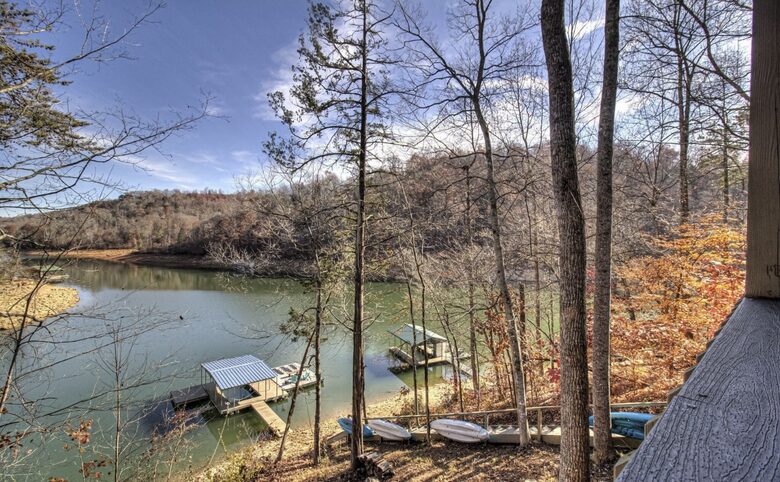 Tranquil Lakefront Escape with Private Dock & Hot Tub - Speedwell, Tennessee