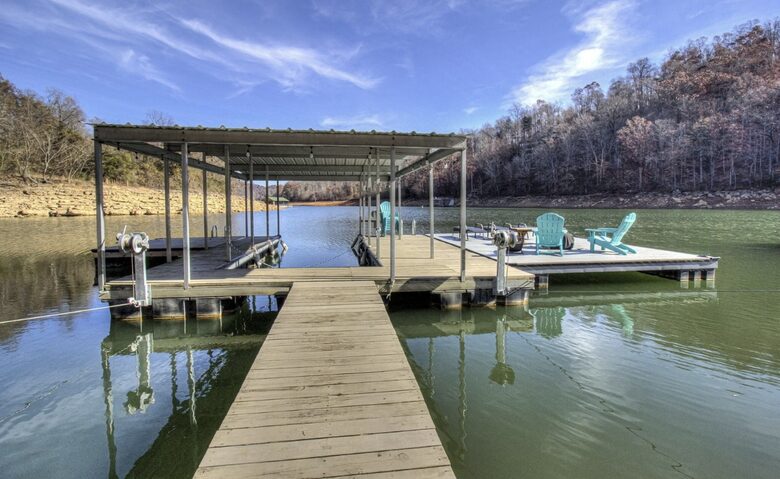Tranquil Lakefront Escape with Private Dock & Hot Tub - Speedwell, Tennessee