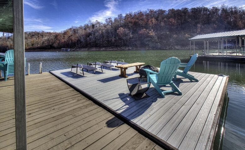 Tranquil Lakefront Escape with Private Dock & Hot Tub - Speedwell, Tennessee