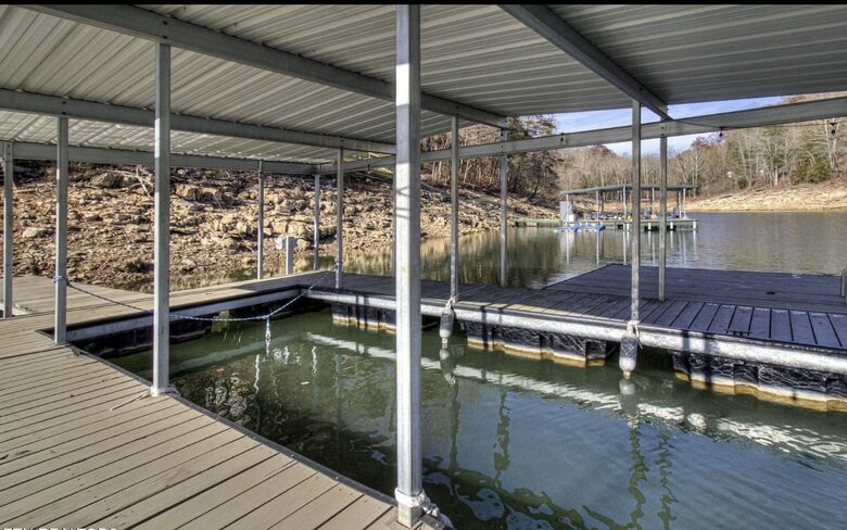 Tranquil Lakefront Escape with Private Dock & Hot Tub - Speedwell, Tennessee