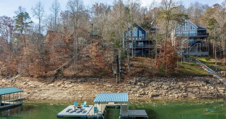 Tranquil Lakefront Escape with Private Dock & Hot Tub - Speedwell, Tennessee