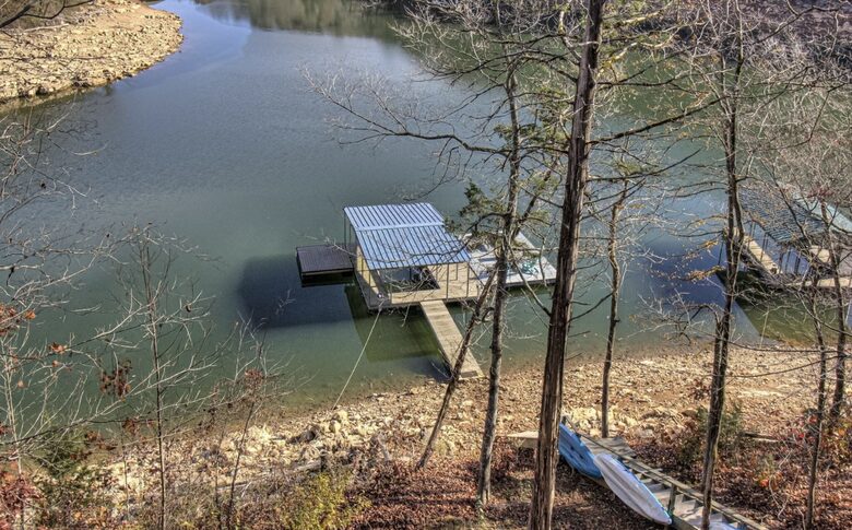 Tranquil Lakefront Escape with Private Dock & Hot Tub - Speedwell, Tennessee