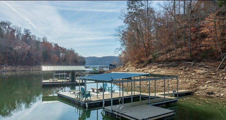 Tranquil Lakefront Escape with Private Dock & Hot Tub - Speedwell, Tennessee
