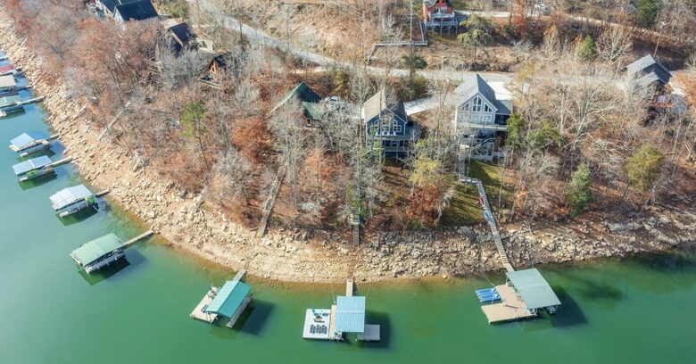 Tranquil Lakefront Escape with Private Dock & Hot Tub - Speedwell, Tennessee