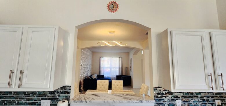 Elegant Solana Retreat Near Orlando’s Top Attractions - Davenport, Florida