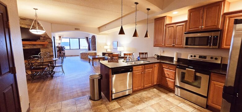 Cozy Wisconsin Dells Penthouse with River Access - Wisconsin Dells, Wisconsin