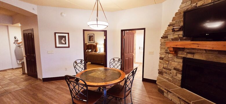 Cozy Wisconsin Dells Penthouse with River Access - Wisconsin Dells, Wisconsin