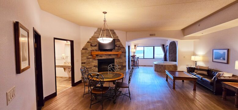 Cozy Wisconsin Dells Penthouse with River Access - Wisconsin Dells, Wisconsin
