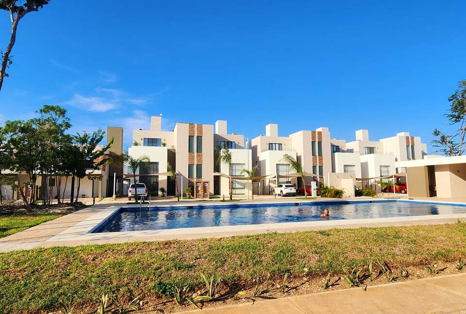 Contemporary Light-Filled Sanctuary with Club-Level Amenities - Playa del Carmen, Q.R.,, Mexico