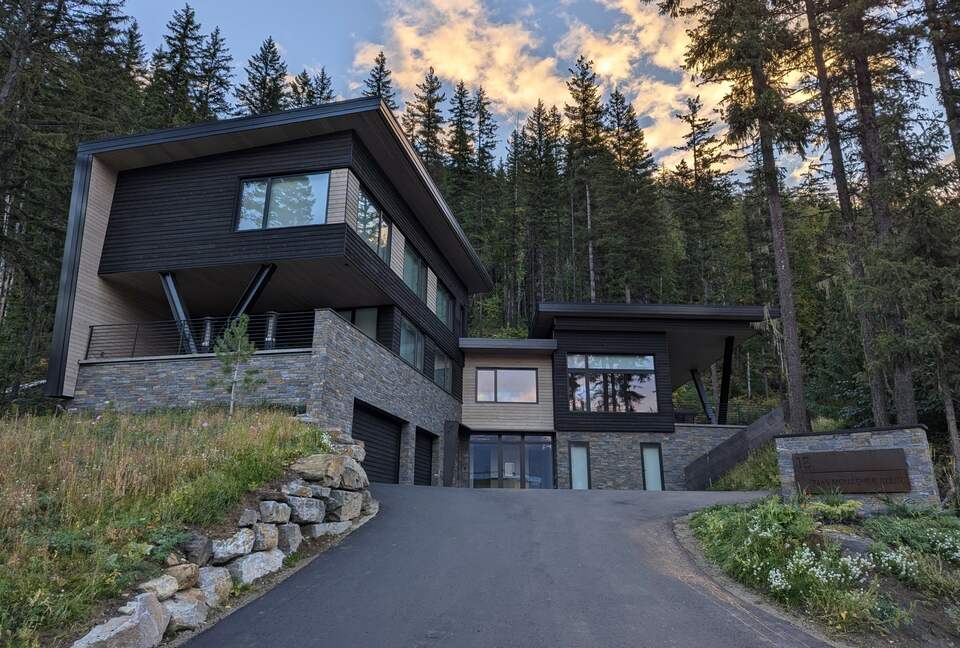 An Ultra-Luxe Basecamp for Four-Season Adventure - Revelstoke, Canada