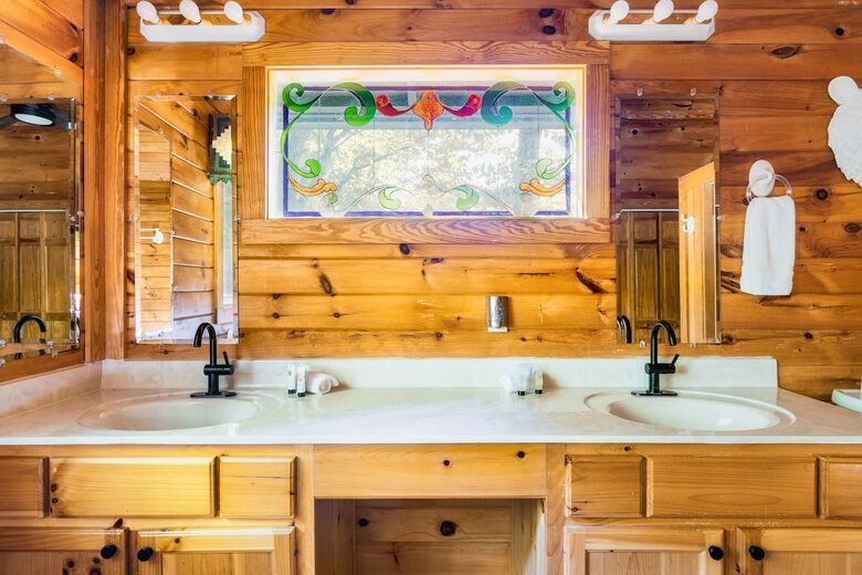 Nature-Inspired Escape in the Smokies - Gatlinburg, Tennessee