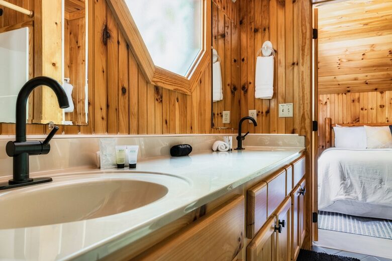Nature-Inspired Escape in the Smokies - Gatlinburg, Tennessee