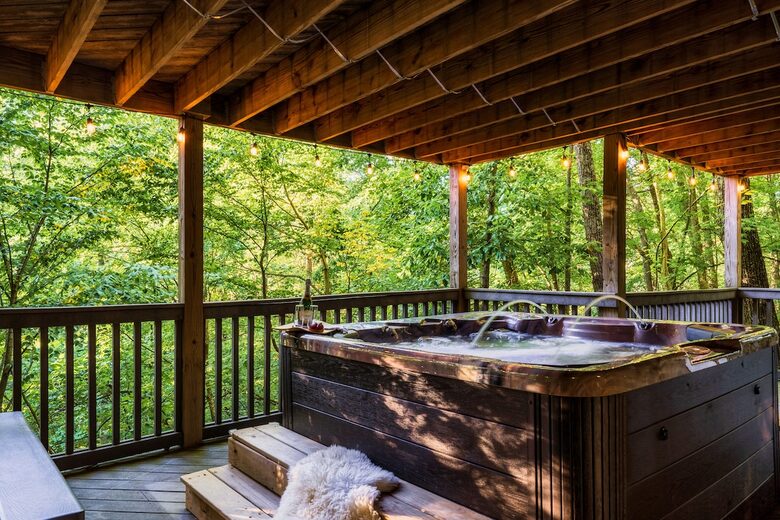 Nature-Inspired Escape in the Smokies - Gatlinburg, Tennessee