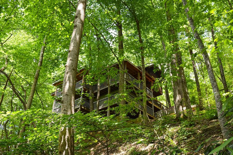 Nature-Inspired Escape in the Smokies - Gatlinburg, Tennessee