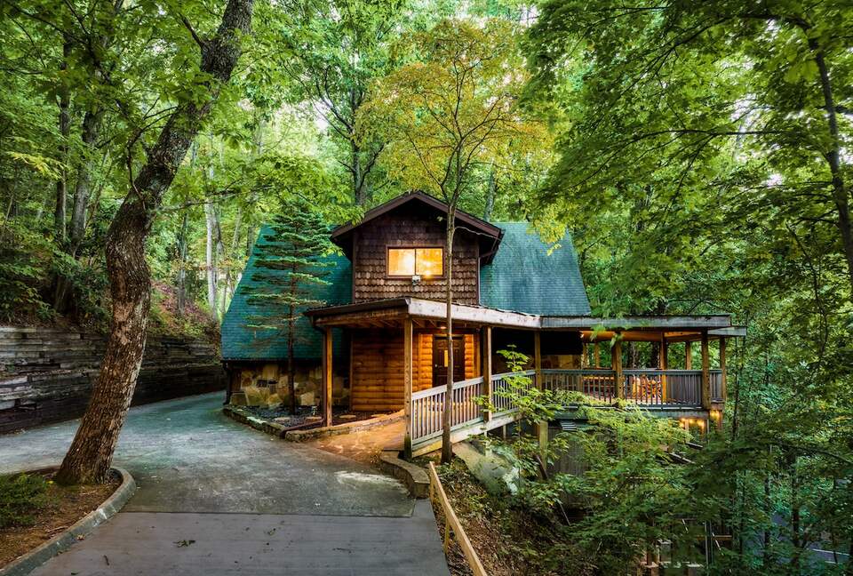 Nature-Inspired Escape in the Smokies - Gatlinburg, Tennessee