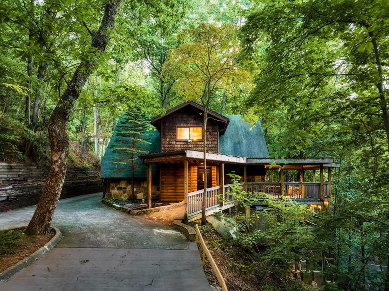 Nature-Inspired Escape in the Smokies - Gatlinburg, Tennessee