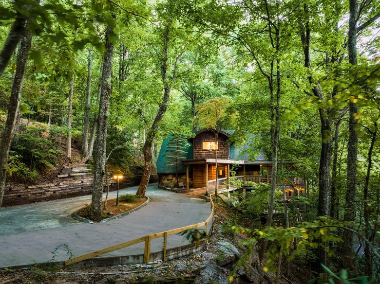 Nature-Inspired Escape in the Smokies - Gatlinburg, Tennessee