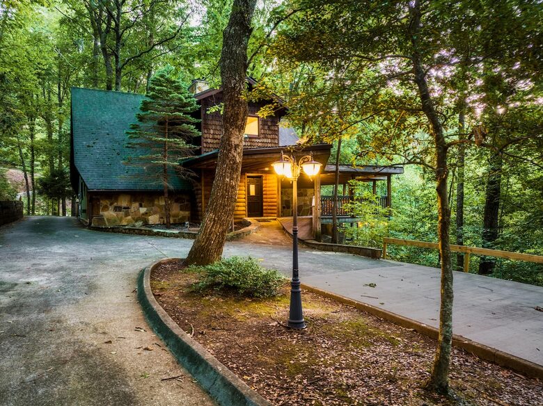 Nature-Inspired Escape in the Smokies - Gatlinburg, Tennessee
