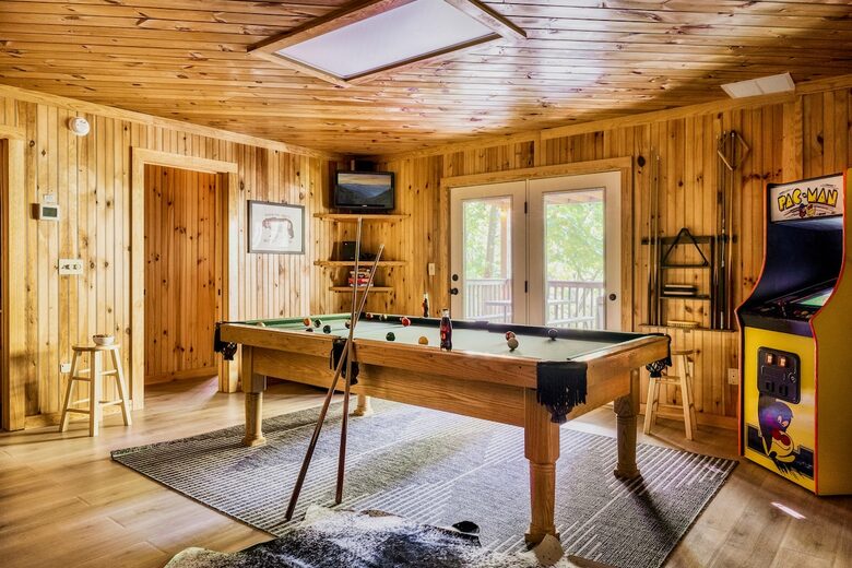 Nature-Inspired Escape in the Smokies - Gatlinburg, Tennessee