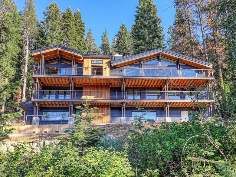 Scenic Lakefront Tahoe Sanctuary - Truckee, California