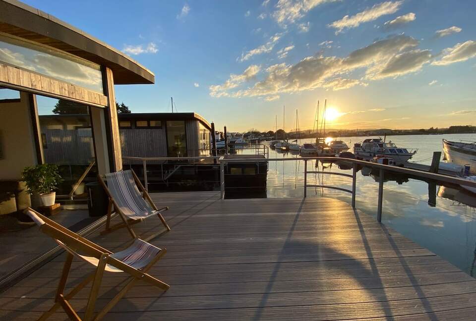 Elegant Houseboat Retreat with Panoramic Harbour Views - Bembridge, Isle of Wight, United Kingdom