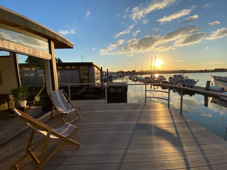 Elegant Houseboat Retreat with Panoramic Harbour Views - Bembridge, Isle of Wight, United Kingdom