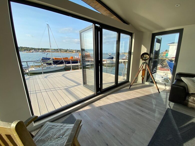 Elegant Houseboat Retreat with Panoramic Harbour Views - Bembridge, Isle of Wight, United Kingdom
