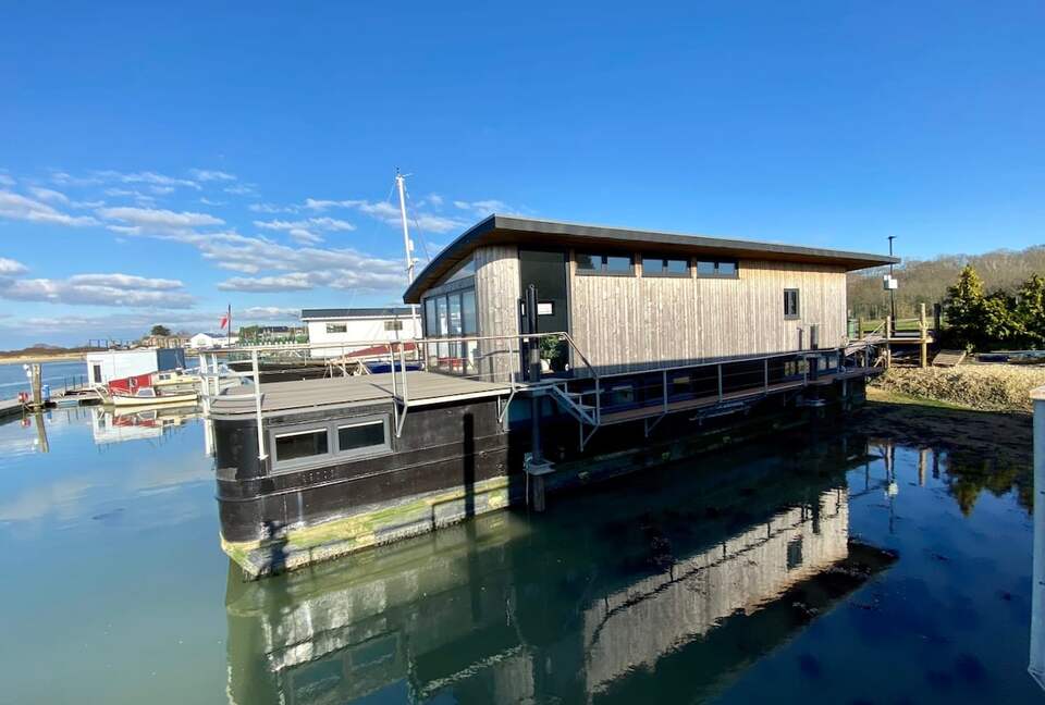 Elegant Houseboat Retreat with Panoramic Harbour Views - Bembridge, Isle of Wight, United Kingdom