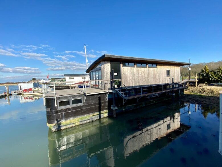 Elegant Houseboat Retreat with Panoramic Harbour Views - Bembridge, Isle of Wight, United Kingdom