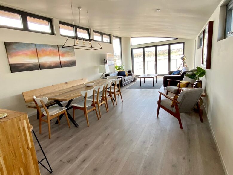 Elegant Houseboat Retreat with Panoramic Harbour Views - Bembridge, Isle of Wight, United Kingdom