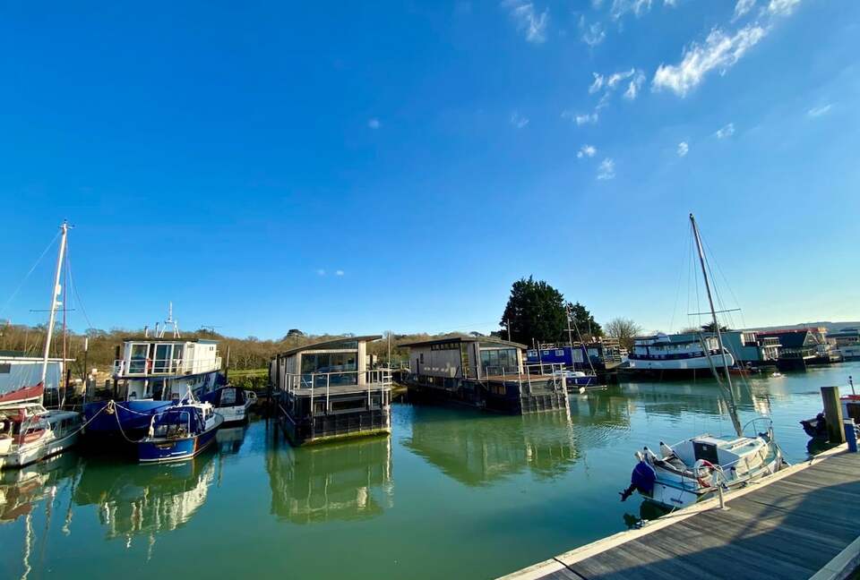 Elegant Houseboat Retreat with Panoramic Harbour Views - Bembridge, Isle of Wight, United Kingdom