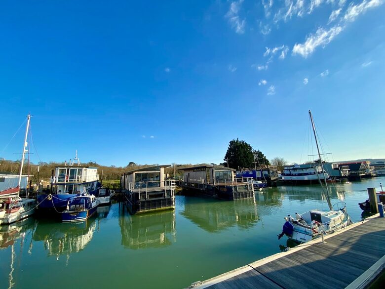 Elegant Houseboat Retreat with Panoramic Harbour Views - Bembridge, Isle of Wight, United Kingdom