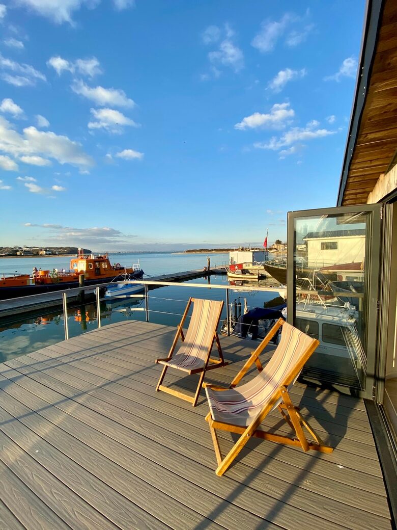 Elegant Houseboat Retreat with Panoramic Harbour Views - Bembridge, Isle of Wight, United Kingdom