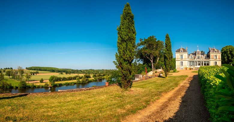 Historic Château with Riverside Views & Heated Pool - Daon, Mayenne, France