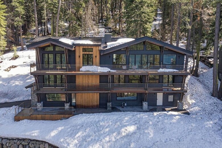 Scenic Lakefront Tahoe Sanctuary - Truckee, California