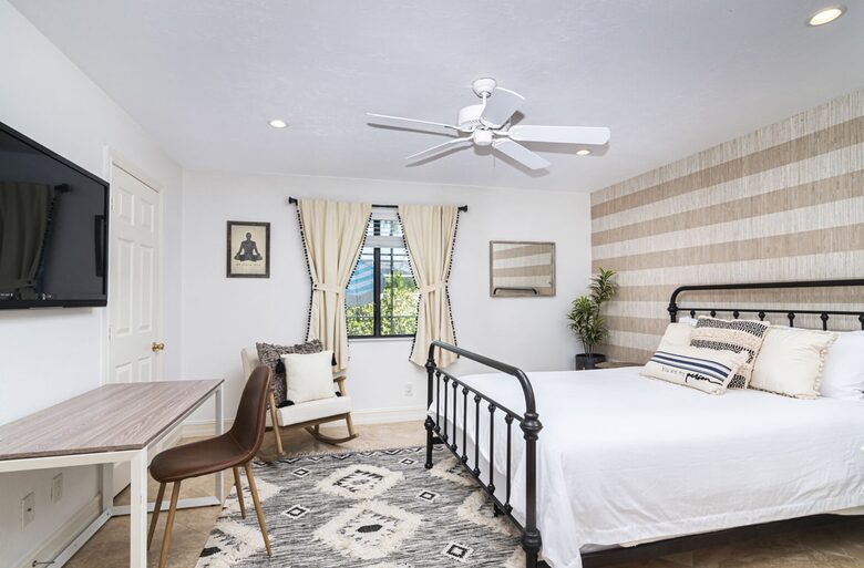 A Vibrant Retreat Near Naples Beach - Naples, Florida