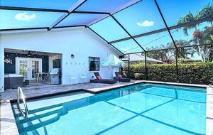 A Vibrant Retreat Near Naples Beach - Naples, Florida