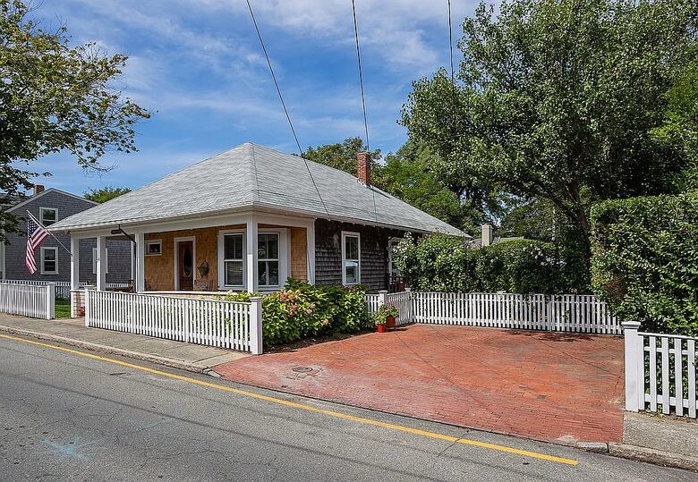 Charming Cottage Escape in the Heart of Nantucket - Nantucket, Massachusetts