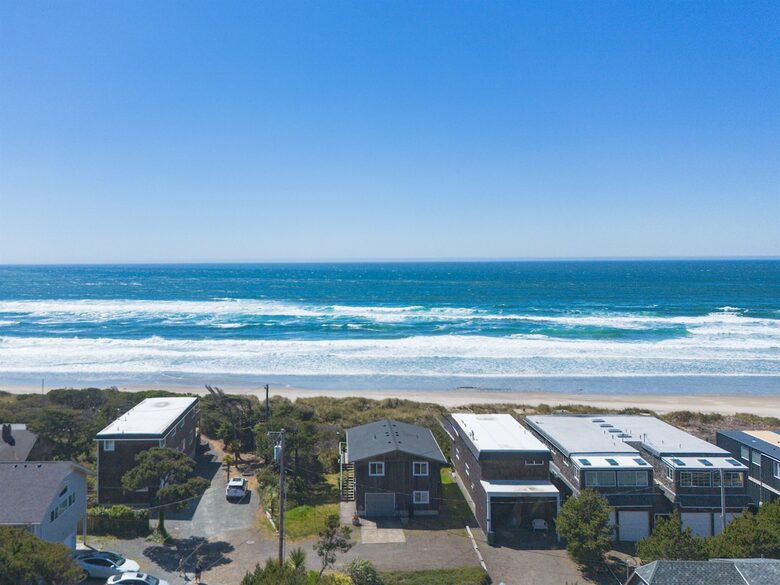 Cozy Coastal Retreat at Rockaway Beach - Rockaway Beach, Oregon
