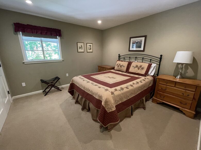 Hall bedroom with queen sized bed